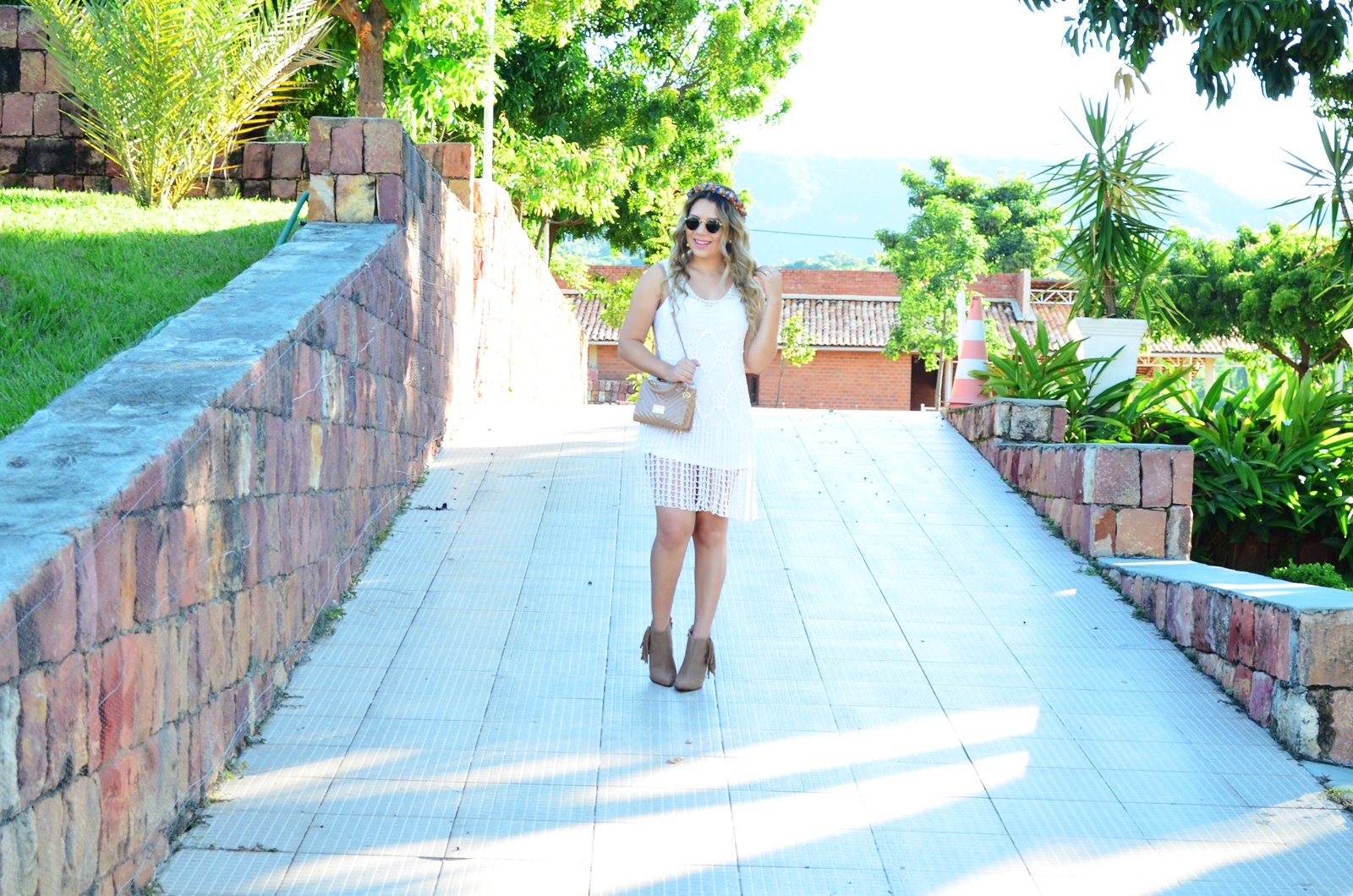 look do dia Folk + vestido crochê + bota com franjas + mini bag 11